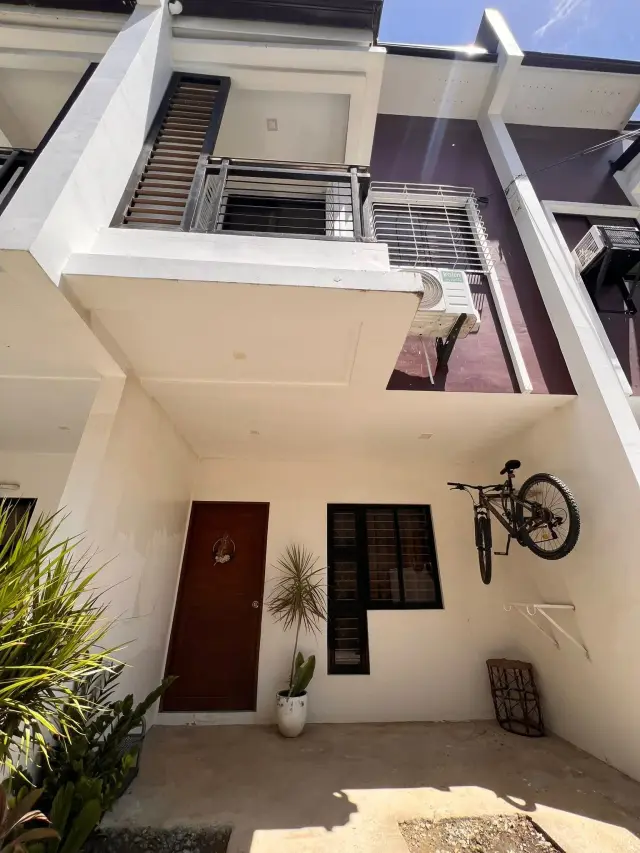 FULLY GATED HOUSE IN ROBINSLANE POBLACION FOR RENT - Secondary Image