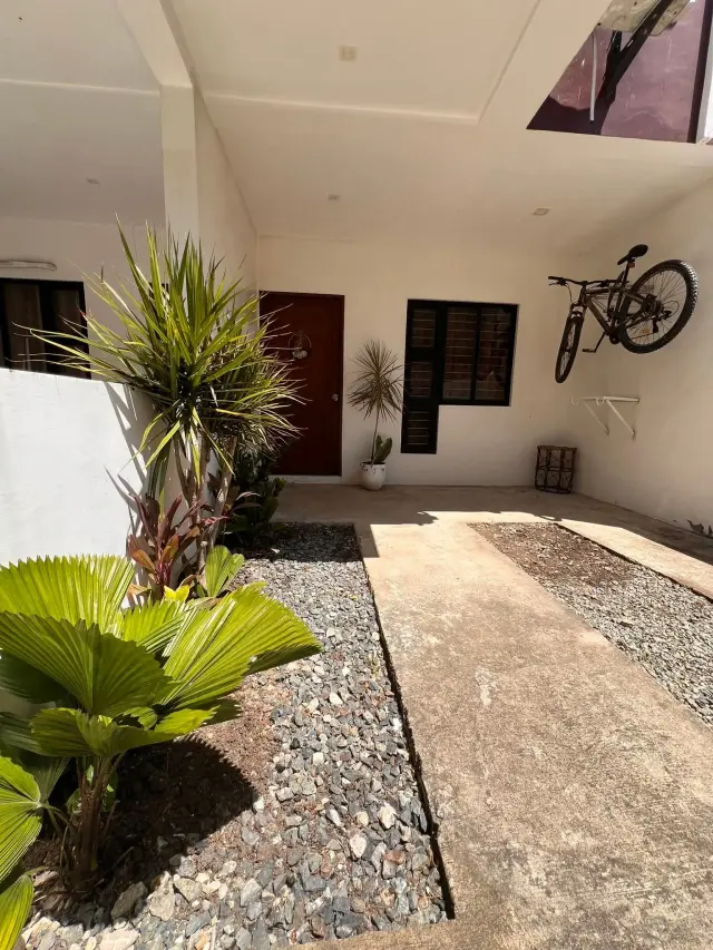 FULLY GATED HOUSE IN ROBINSLANE POBLACION FOR RENT - Secondary Image
