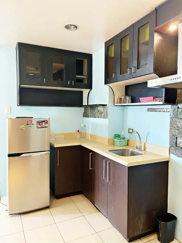 3BR Semi-Furnished Unit For Rent at Ridgewood Towers near BGC - Secondary Image