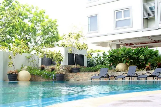Fully Furnished 90K Avalon Condominium Ayala Cebu City: - Secondary Image