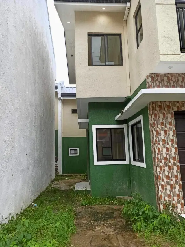 Unfurnished two storey townhouse with 3 Bedrooms - Secondary Image