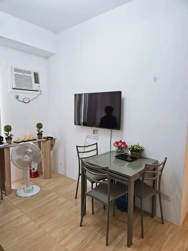 Modern Living: Fully Furnished 1-Bedroom Condo for Rent at Apple One Banawa Heights - Secondary Image