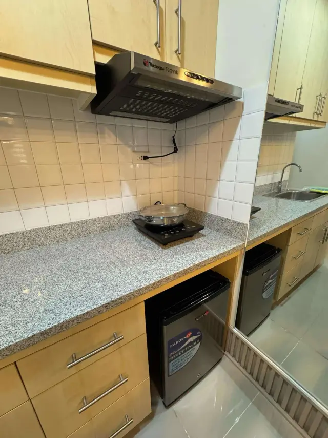 For Rent in 1 Bedroom Unit Royal Garden Residences Near Landers Superstore and Ayala Center Cebu - Secondary Image
