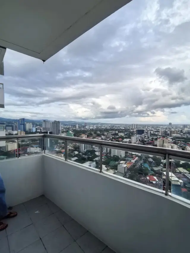 Unfurnished 2 BEDROOM with Balcony  FOR RENT in Taft East Gate Mabolo Cebu - Secondary Image