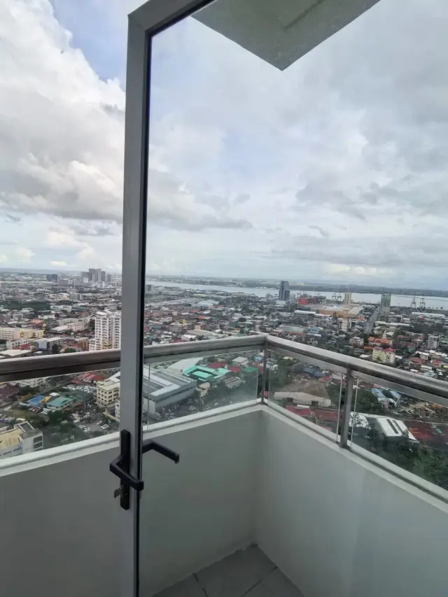 Unfurnished 2 BEDROOM with Balcony  FOR RENT in Taft East Gate Mabolo Cebu - Secondary Image