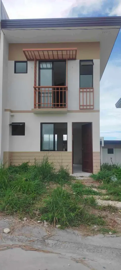 unfurnished-2br-house-in-casamira-naga-for-rent