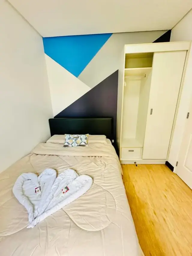 FULLY FURNISHED 1-BEDROOM INCLUDED CONDO DUES & PARKING AT THE COURTYARDS - Secondary Image
