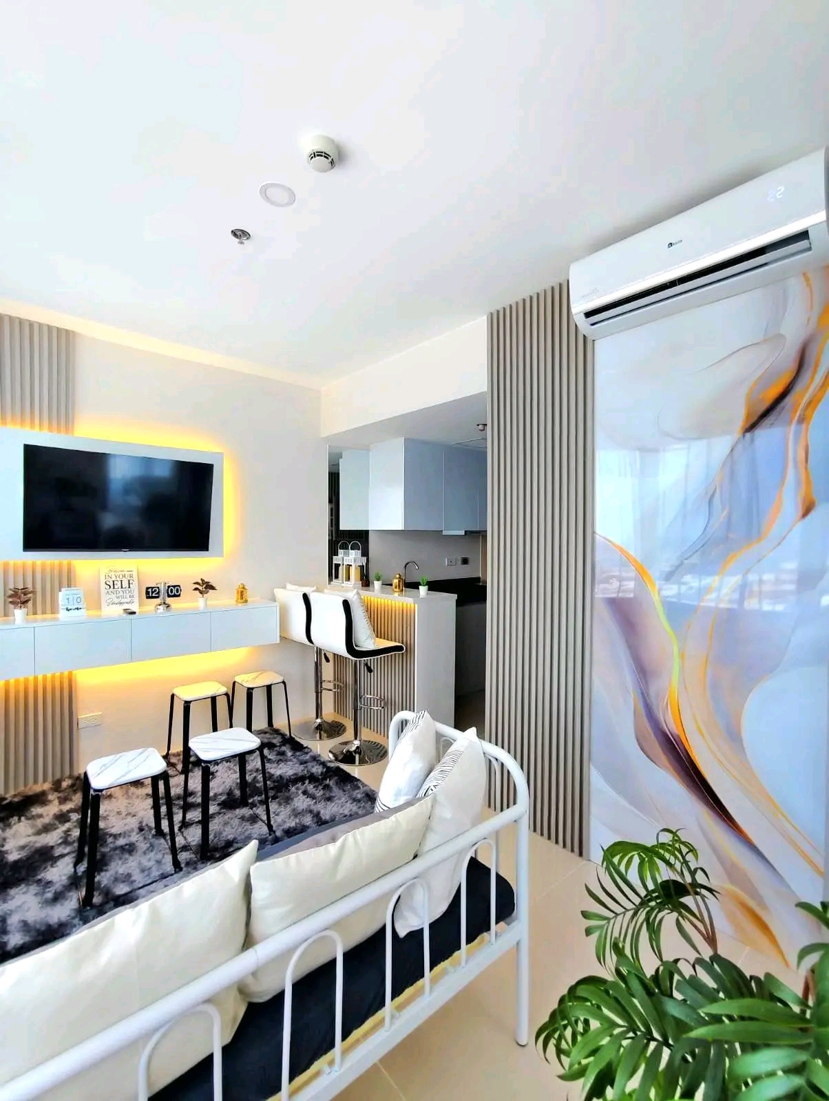 FULLY FURNISHED 1BR CORNER UNIT FOR RENT IN J TOWER https://rent.ph/uploads/0000/914/2025/11/04/1000257870.jpg