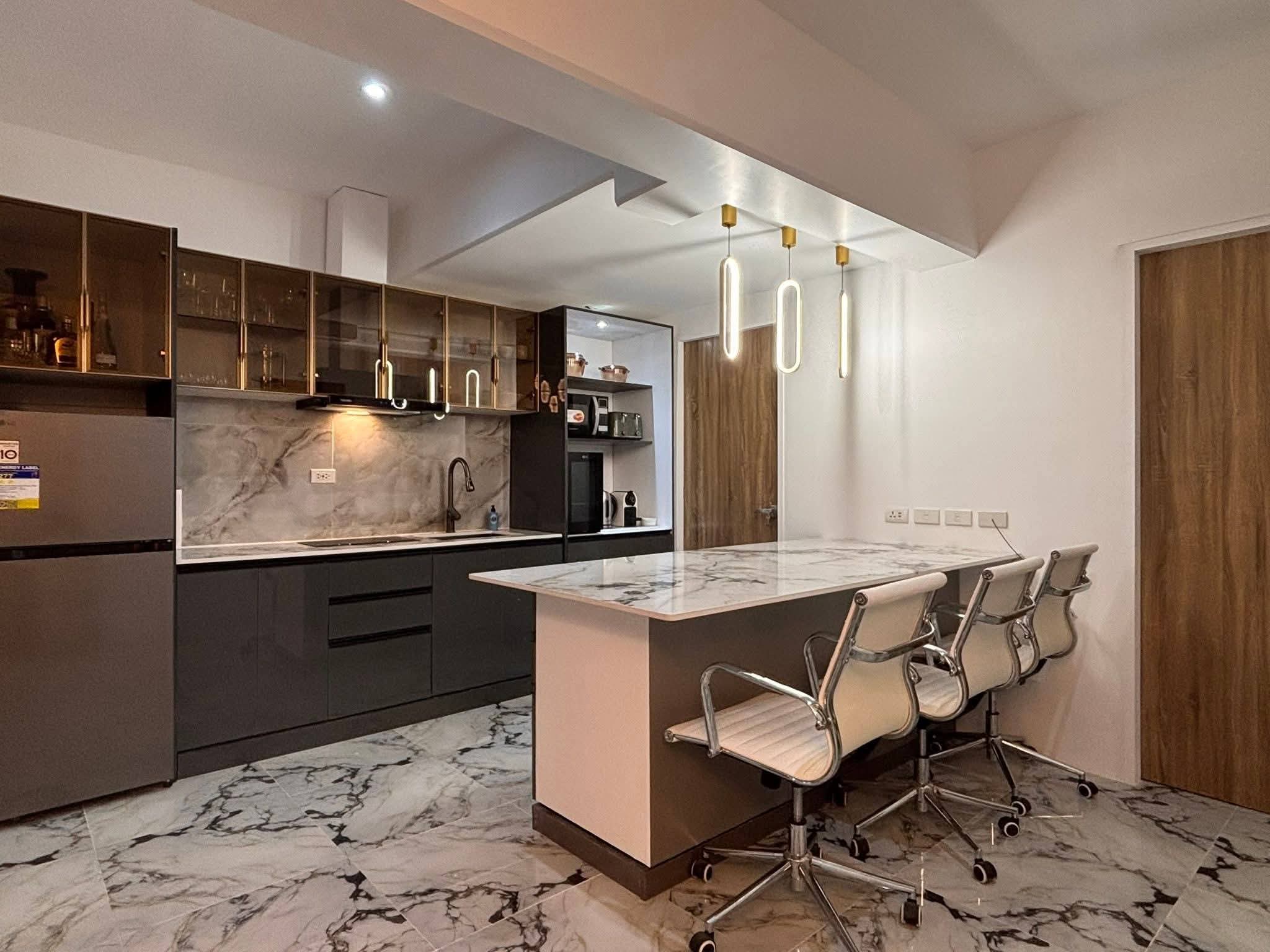 NEWLY FURNISHED 2BR IN ROYAL OCEANCREST MACTAN https://rent.ph/uploads/0000/914/2026/04/08/1000290642.jpg