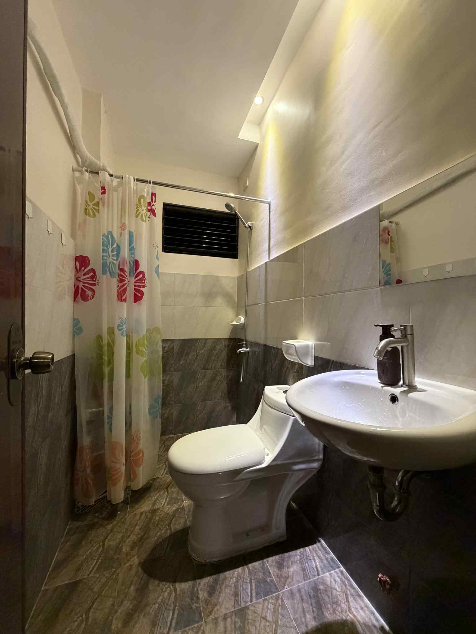 Lilo-an Cebu Semi Furnished House and Lot For Rent https://rent.ph/uploads/0012/12928/2026/01/07/a5f9020a-129a-47a2-944b-b72eb724a2d1.jpg