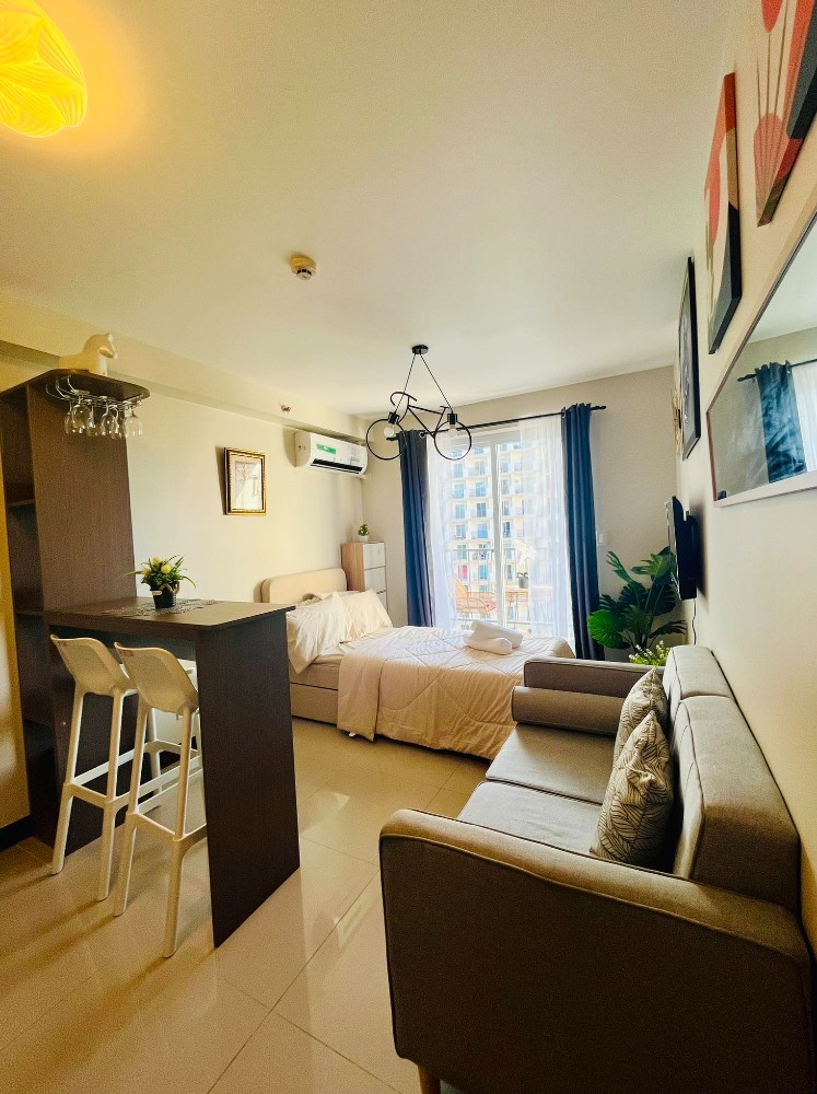 Fully Furnished Studio W/ Balcony for Rent (Condo dues & Internet ...