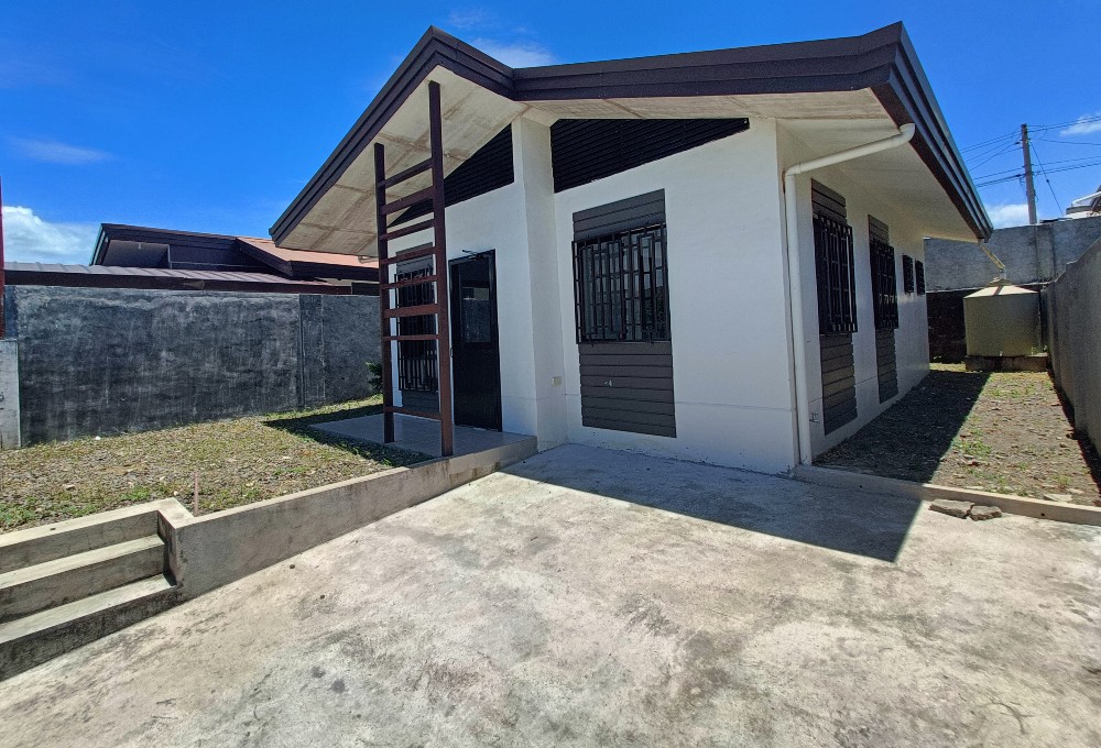 A finished Bungalow House at 𝗔𝘀𝗽𝗲𝗻 𝗛𝗲𝗶𝗴𝗵𝘁𝘀 in Communal Road Buhangin Davao City https://rent.ph/uploads/0019/19039/2025/04/30/img20240403115841.jpg