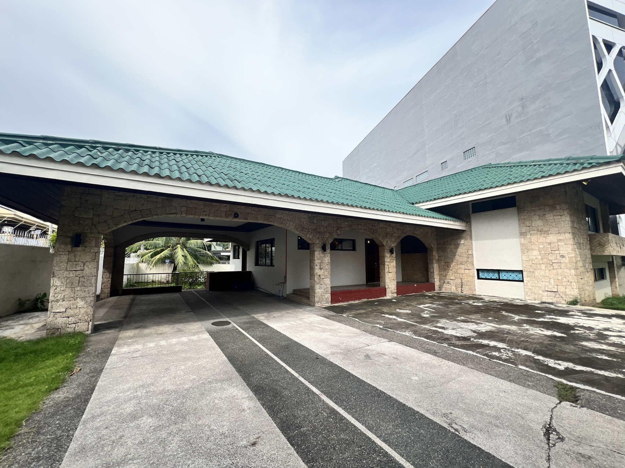 Spacious Bungalow House for RENT in Lahug, Cebu City https://rent.ph/uploads/0020/20483/2025/10/10/14.jpg